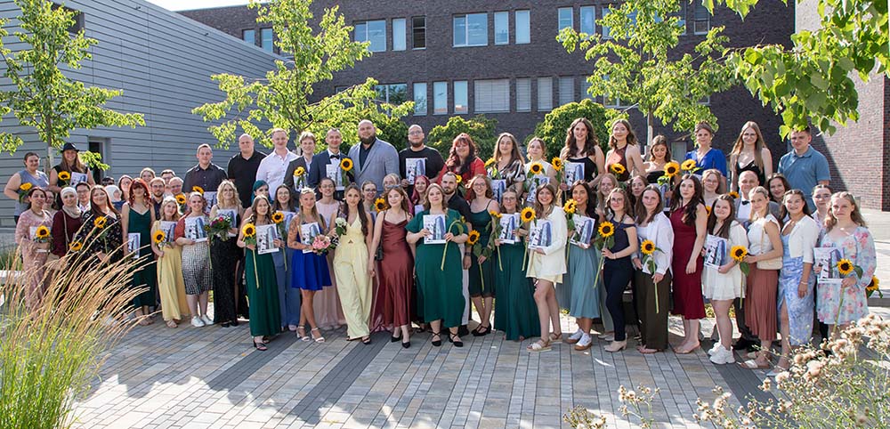 Absolventinnen und Absolventen des Jahrgangs 2022 des Ausbildungszentrums für Gesundheitsberufe (AZG) auf dem Campus der Universitätsmedizin Magdeburg